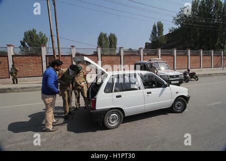 La questione del Kashmir, India. 23 Sep, 2016. Poliziotti indiano fermare un veicolo civile per il controllo di sicurezza a Srinagar la capitale estiva della controllata indiana del Kashmir. La sicurezza è stata potenziata attraverso la valle del Kashmir dopo il sospetto di militanti hanno attaccato l'esercito indiano base nel nord del Kashmir su Uri in cui 18 indiano esercito di soldati e quattro militanti sospetti sono stati uccisi . Credito: Faisal Khan/Pacific Press/Alamy Live News Foto Stock