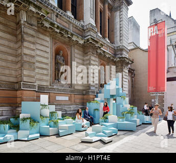 Vista obliqua del cortile con installazione e visitatori. Inaspettato Hill, Londra, Regno Unito. Architetto: così? Architettura e idee, 2015. Foto Stock