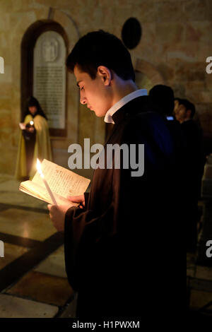 Gli studenti del Patriarcato Armeno Seminario prendendo parte alla Messa quotidiana processione all interno della chiesa del Santo Sepolcro nella città vecchia di Gerusalemme Est Israele Foto Stock