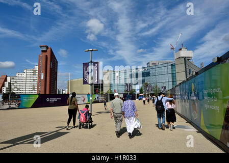 La gente camminare verso il centro commerciale Westfield, città di Stratford, John Lewis Store in distanza, Londra Inghilterra Gran Bretagna REGNO UNITO Foto Stock