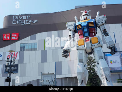 Scala 1:1/1 del primo Gundam di fronte ad un centro commerciale, Diver City Foto Stock