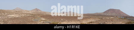 Fuerteventura Playa Escaleras: vista panoramica del paesaggio dell isola di vento con le montagne e vulcani e terreno desertico Foto Stock