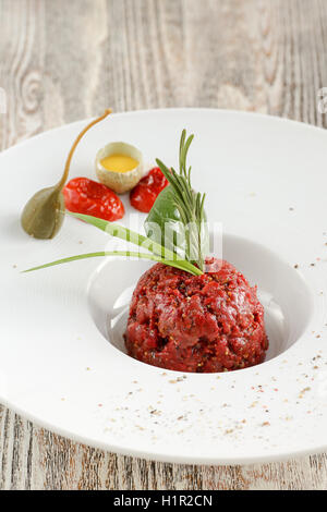 Tartare di manzo e uovo crudo Foto Stock