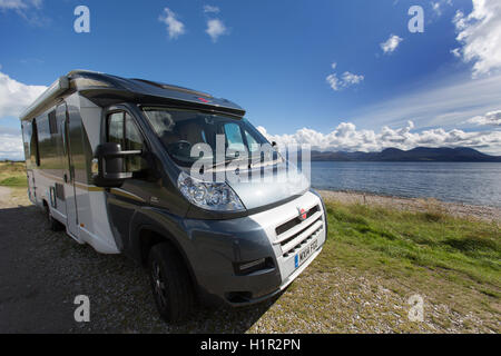 Isola di Arran, Scozia. Vista pittoresca su di un camper parcheggiato da una spiaggia appena a nord della baia di Claonaig, vicino Skipness. Foto Stock