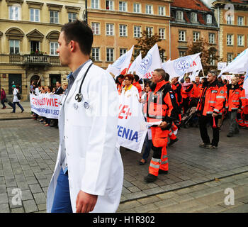Varsavia, Polonia. 24Sep, 2016. Migliaia di professionisti medici provenienti da tutta la Polonia si sono riuniti a Varsavia la piazza della città vecchia il 24 settembre 2016, per una manifestazione di protesta che mira a pressione il governo polacco a spendere di più per la Polonia nel settore sanitario. Medici, dentisti, infermieri, ostetriche, paramedici, fisioterapisti e specialisti di laboratorio tutti uniti insieme per esigere che il governo polacco, attualmente governata da destra Diritto e Giustizia, partito PiS, trascorrere il 6,8 percento del PIL del paese sulla sanità. L Organizzazione Mondiale della Sanità (OMS) afferma che 6. © PACIFIC PRESS/Alamy vivere N Foto Stock