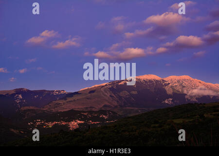 Tramonto sulla Majella e Caramanico village in Abruzzo (Italia) Foto Stock