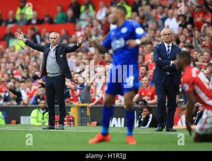 Il Manchester United manager Jose Mourinho (sinistra) e Leicester City manager Claudio Ranieri (a destra) durante il match di Premier League a Old Trafford, Manchester. Foto Stock