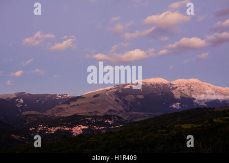 Tramonto sulla Majella e Caramanico village in Abruzzo (Italia) Foto Stock