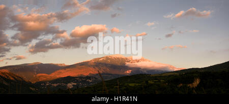 Tramonto sulla Majella e Caramanico village in Abruzzo (Italia) Foto Stock