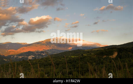 Tramonto sulla Majella e Caramanico village in Abruzzo (Italia) Foto Stock