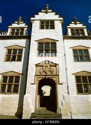 Guardando verso l'alto da Conwy High Street a gatehouse a Plas Mawr, probabilmente il meglio conservato Elizabethan townhouse in Gran Bretagna. Foto Stock