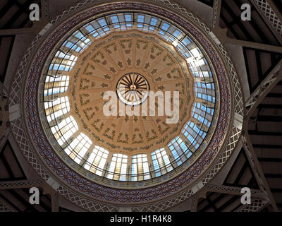 Ornati cupola vetrata dello storico mercato centrale (Mercado Central) Valencia Spagna con la luce solare che brilla attraverso Foto Stock