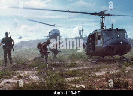 Huey elicotteri airlift membri del secondo battaglione, quattordicesimo Reggimento di Fanteria dal Fihol piantagione di gomma di una nuova area di sosta durante il funzionamento Wahiawa, una ricerca e distruggere la missione condotta da xxv divisione di fanteria. Foto Stock