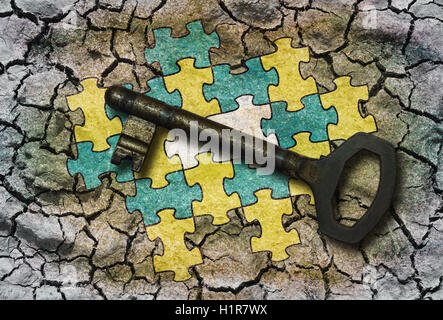 Illustrazione concettuale - puzzle collegato con una parte mancante e una chiave Foto Stock