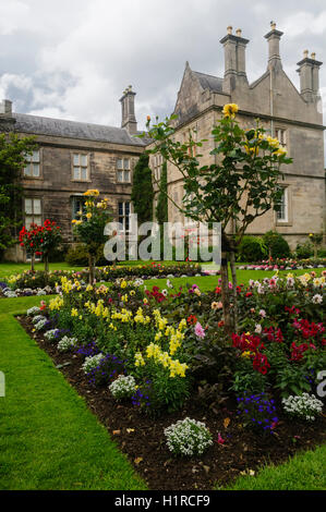 Fiori colorati nei giardini di Muckross House, Parco Nazionale di Killarney, nella contea di Kerry, Irlanda, Europa Foto Stock