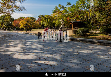 Piccoli bambini con adulti a Hiroshima il Parco del Memoriale della Pace Foto Stock