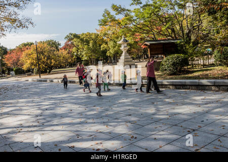 Piccoli bambini con adulti a Hiroshima il Parco del Memoriale della Pace Foto Stock