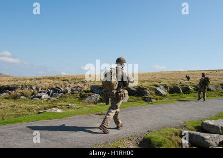 Soldati dell'Esercito britannico su un esercizio di formazione sulla gamma di Okehampton,Parco Nazionale di Dartmoor,Devon, Inghilterra, Regno Unito Foto Stock