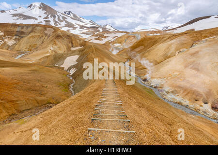 Kerlingarfjoll o Ogress' montagne, una montagna vulcanica gamma situato negli altopiani del Islanda..Il vapore caldo dall'interno t Foto Stock
