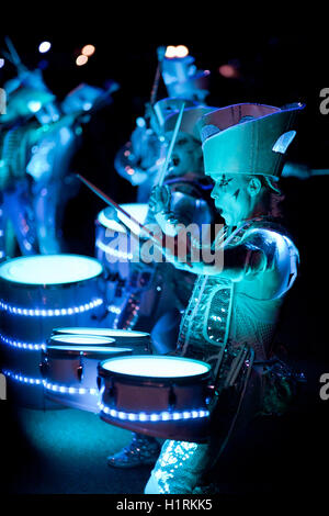 Il teatro di strada i tamburi e spettacolo di luci, Scintilla viene eseguito in corrispondenza della fuori VI Festival Internazionale del Circo & Street Ar Foto Stock