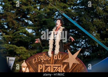 Le Cirque du Platzak, un collettivo di artisti circensi e musicisti, effettuando in corrispondenza di Great Yarmouth esiste Festival Foto Stock