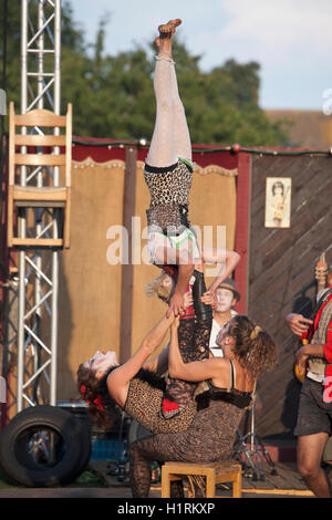 Le Cirque du Platzak, un collettivo di artisti circensi e musicisti, effettuando in corrispondenza di Great Yarmouth esiste Festival Foto Stock