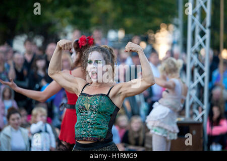 Le Cirque du Platzak, un collettivo di artisti circensi e musicisti, effettuando in corrispondenza di Great Yarmouth esiste Festival. Foto Stock