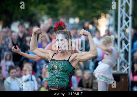 Le Cirque du Platzak, un collettivo di artisti circensi e musicisti, effettuando in corrispondenza di Great Yarmouth esiste Festival. Foto Stock