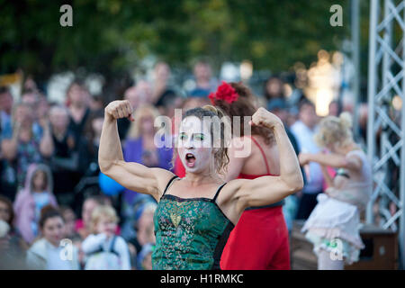 Le Cirque du Platzak, un collettivo di artisti circensi e musicisti, effettuando in corrispondenza di Great Yarmouth esiste Festival. Foto Stock