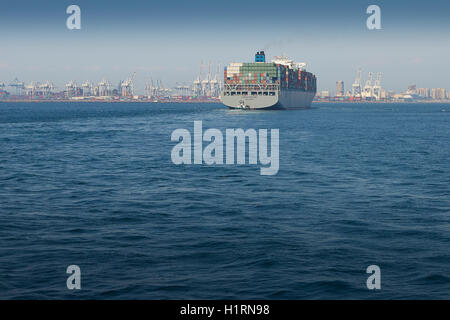 COSCO SHIPPING New Panamax Container SHIP, COSCO FORTUNE, che entra nel porto di Long Beach, Los Angeles, California, USA. Foto Stock