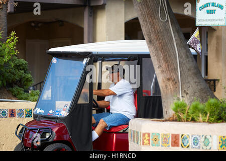 Uomo alla guida carrello da golf di Avalon Isola di Santa Catalina, California. Foto Stock