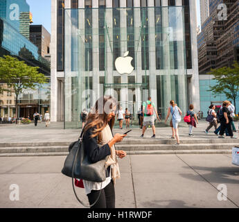 L'Apple store sulla Fifth Avenue a New York martedì, 13 settembre 2016. Il nuovo iPhone 7 e 7 plus è programmato per essere rilasciato ob Venerdì, 16 settembre 2016. (© Richard B. Levine) Foto Stock