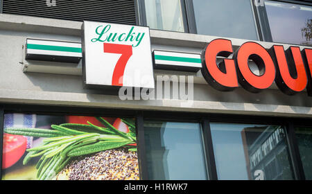 Il Lucky 7 deli gourmet di Williamsburg di Brooklyn a New York dispone di un logo simile a 7-Eleven, visto il Sabato, Settembre 10, 2016. (© Richard B. Levine) Foto Stock