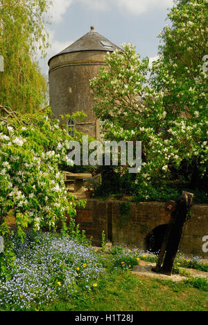 Roundhouse sul Tamigi in disuso & Severn canal a stoppino Cerney serratura. Foto Stock