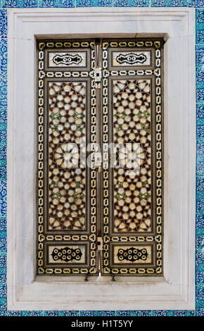 Iznik piastrella patern dal Palazzo Topkapı ad Istanbul in Turchia Foto Stock