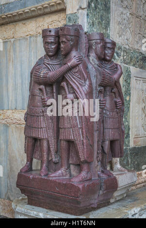 Venezia, Provincia di Venezia, regione Veneto, Italia. Scultura in porfido gruppo fuori la Basilica di San Marco di quattro imperatori romani Foto Stock