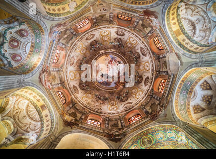 Ravenna, Provincia di Ravenna, Italia. La cupola di San Vitale Basilica. Gli affreschi sono stati dipinti tra il 1778 e il 1782 Foto Stock