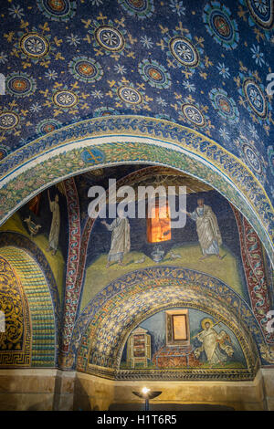 Ravenna, Provincia di Ravenna, Italia. Interno del quinto secolo mausoleo, Mausoleo di Galla Placidia. Mosaico del Buon Pastore Foto Stock