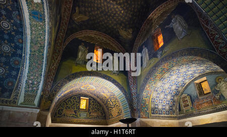 Ravenna, Provincia di Ravenna, Italia. Interno del quinto secolo mausoleo, Mausoleo di Galla Placidia che mostra mosaici. Foto Stock