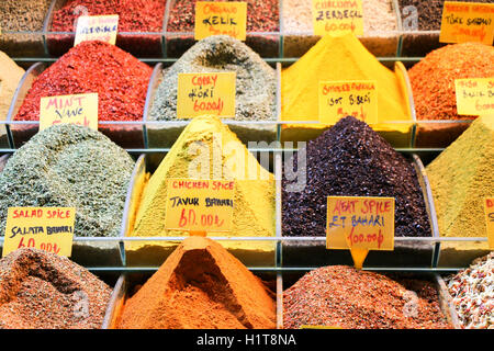 Le spezie in mostra presso il Grand Bazaar a Istanbul, Turchia. Per gli amanti dello shopping per acquistare in peso. Foto Stock