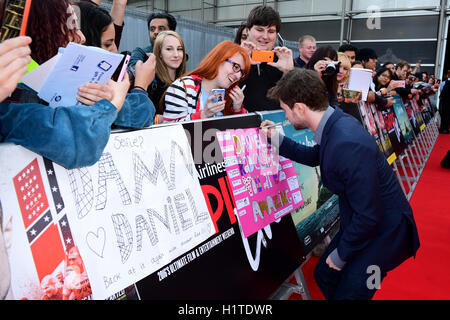 Daniel Radcliffe segni autografi come frequenta un screening di Swiss Army Uomo e Imperium all'apertura notturna di gala Impero di vivere all'O2, Londra. Foto Stock