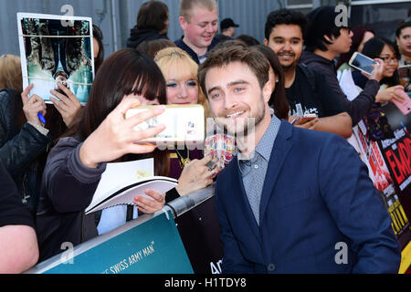 Daniel Radcliffe pone per un selfie con ventole come frequenta un screening di Swiss Army Uomo e Imperium all'apertura notturna di gala Impero di vivere all'O2, Londra. Foto Stock