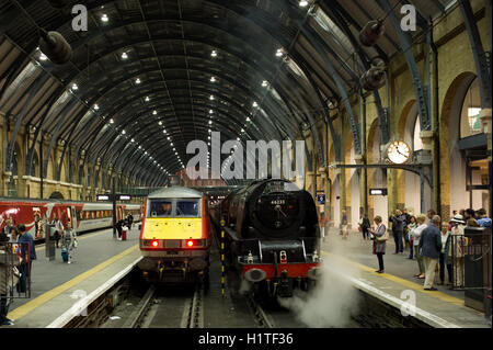 Il treno a vapore della Duchessa di Sutherland del 46233 (BR 46233) all'interno di London Kings Cross, Regno Unito. Foto Stock