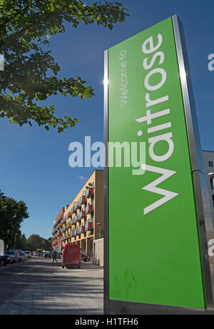 Benvenuto a waitrose pilastro segno ad un ramo della catena di supermercati raynes Park, Londra, Inghilterra Foto Stock