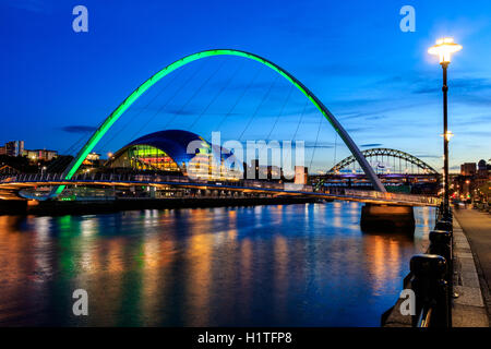 Newcastle e Gateshead al tramonto mostra Gateshead Millennium Bridge , salvia e Tyne Bridge. Foto Stock