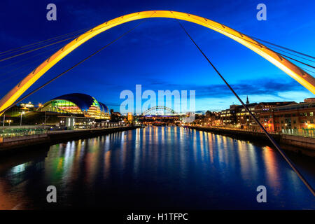 Newcastle e Gateshead al tramonto mostra Gateshead Millennium Bridge , salvia e Tyne Bridge. Foto Stock