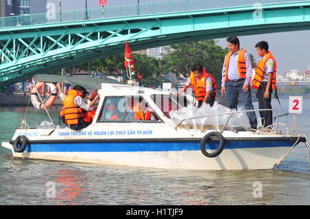 La città di Ho Chi Minh, Vietnam - Aprile 24, 2015: pesci sono conservati in sacchetti di plastica preparando per essere rilasciato nel fiume Saigon in Foto Stock