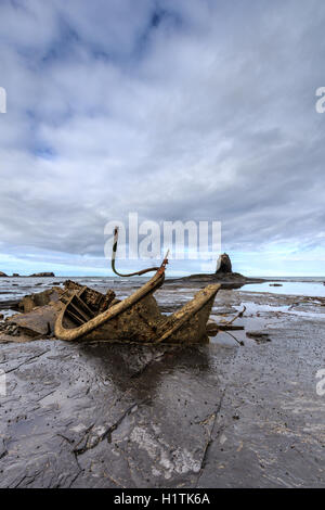 Il relitto dell'Admiral von Tromp sulle rocce di Saltwick Bay, Whitby, Regno Unito. Foto Stock