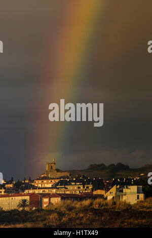 Arcobaleno nel cielo la città di Laredo, Cantabria, Spagna. Foto Stock