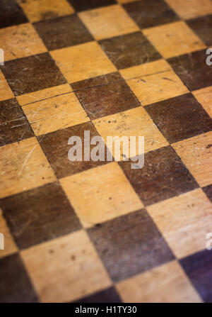 Dettaglio di un vecchio di legno scacchiera Foto Stock